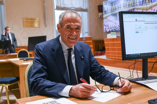 Elezioni Regionali Lombardia, Cottarelli si sfila: "Era necessaria alleanza fra Pd e il Terzo Polo"