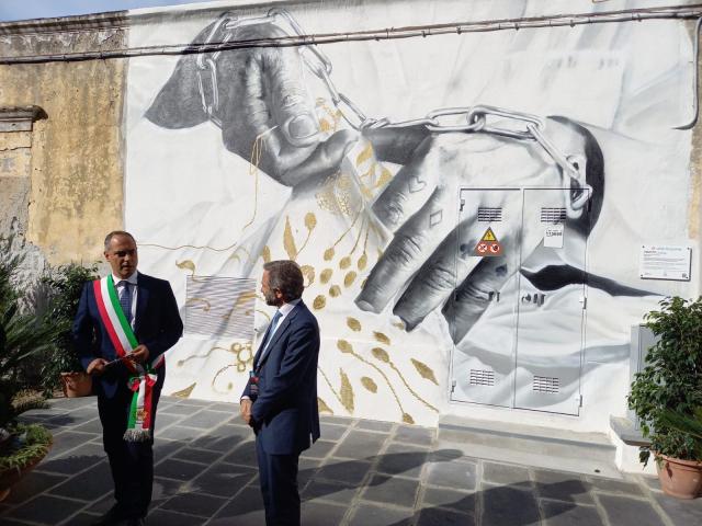 E-Distribuzione, a Procida cinque cabine elettriche trasformate dallo street artist NEVE