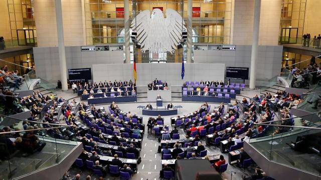 Germania, Rdc &ldquo;uber alles&rdquo;: sussidio di 502 euro al mese per stare a casa. Il Bundestag approva