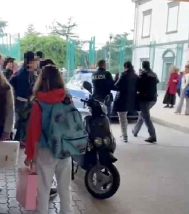 Chiaia (Napoli) donna vuole rubare bimbi a scuola: ha disturbi psichici, sar&agrave; assistita dai servizi sociali
