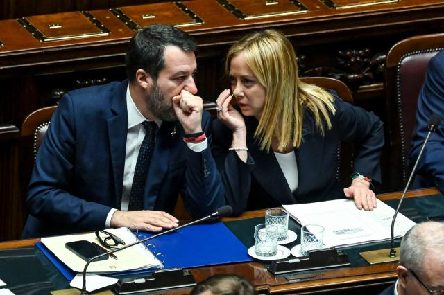 Migranti, Parigi attacca Meloni: "Grande perdente". Salvini: "Pronti al pugno duro sugli sbarchi"