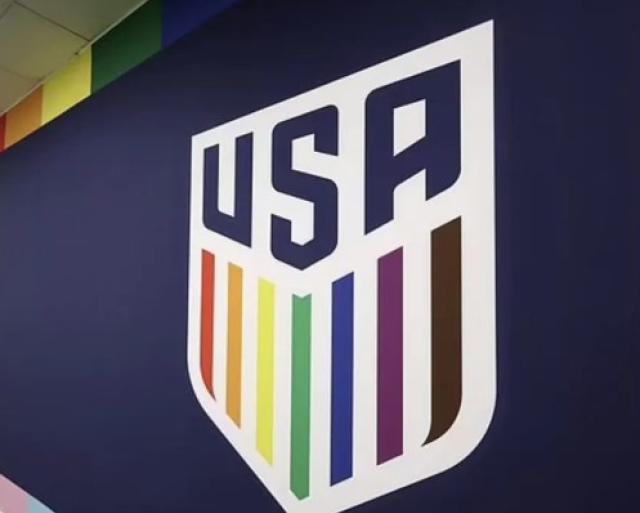 Qatar 2022, gli Usa sfidano il Paese sui diritti social e si presentano con la bandiera arcobaleno nello stemma