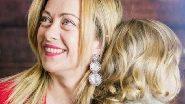 Meloni porta la figlia a Bali al G20, scoppia la polemica. La premier risponde: "Ho il diritto di fare la madre come ritengo"