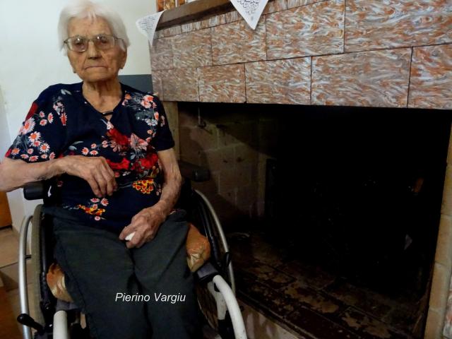 Covid, 100 euro di multa a donna di 100 anni perch&eacute; non vaccinata, il figlio fa ricorso: "Mia madre non esce di casa da 4 anni"