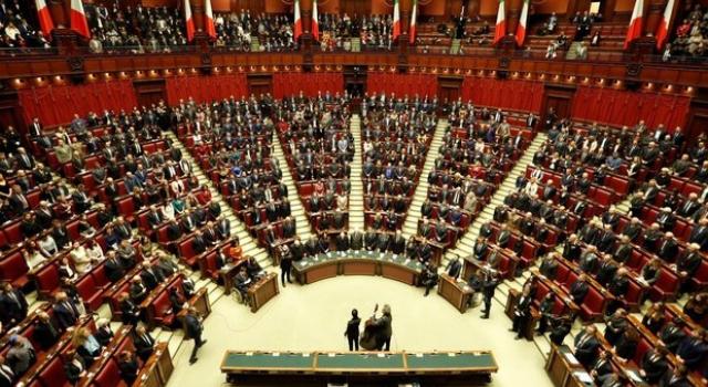 Camera, tagliati i deputati ma non i costi: a Montecitorio fondi pubblici per 943 milioni di euro all&rsquo;anno