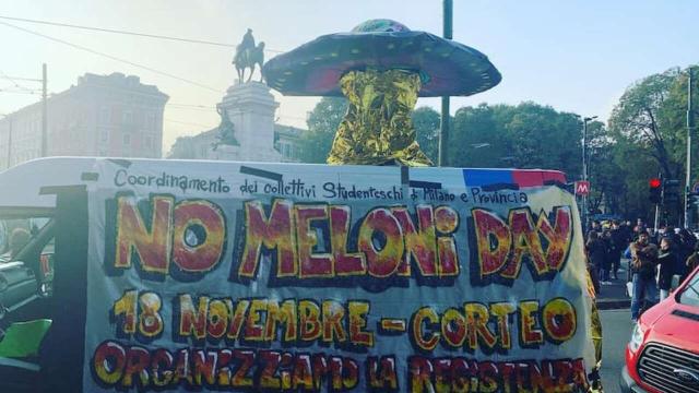 Striscione giovani "contro Meloni"