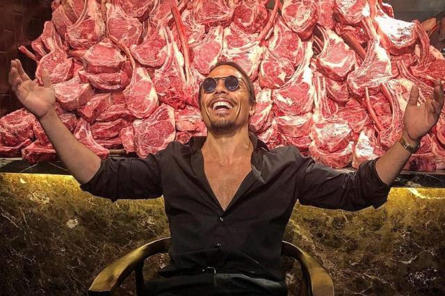 Salt Bae e lo scontrino record da 161 mila euro, con il vino Petrus  a far volare il conto