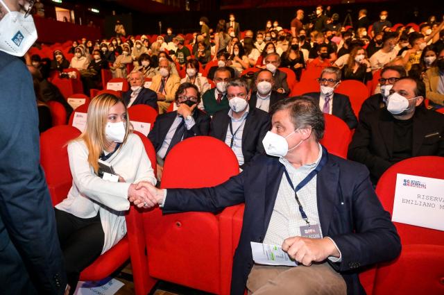 Manovra, Calenda chiama Meloni ad un confronto e lei accetta. Il leader di Azione: "Normalizziamo la politica"