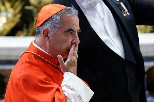 Vaticano, le chat del cardinale Giovani Becciu trovate grazie alle intercettazioni: "Il Papa vuole la mia morte"