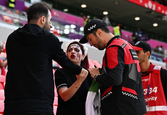 Qatar 2022, sequestrate le magliette per i diritti delle donne ai tifosi dell&rsquo;Iran