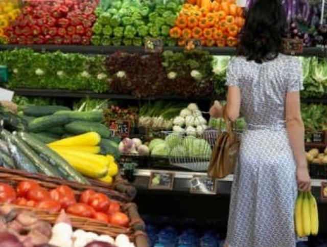 Fruttivendolo offre la moglie ai propri clienti in cambio di denaro