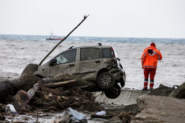 Frana Ischia, 12 dispersi, ritrovata famiglia con neonato. 30 famiglie bloccate e 300 sfollati