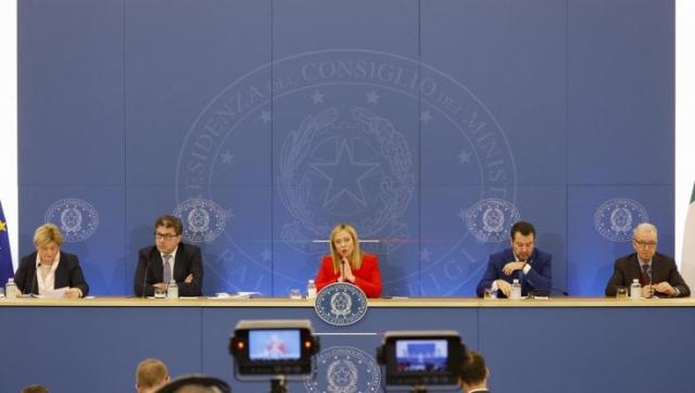 Manovra, nuova bozza in 156 articoli: opzione donna prorogata per il 2023 e tassa sugli extraprofitti al 50%