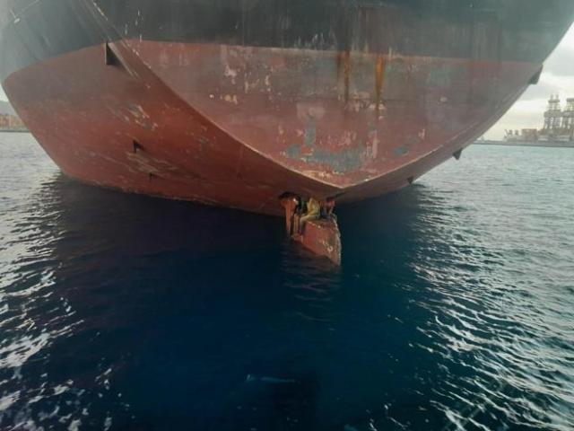 Migranti aggrappati al timone di una petroliera: sopravvivono 11 giorni approdando alle Canarie