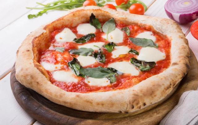 L&rsquo;Ue: &ldquo;Pizza napoletana fuorilegge se fatta senza regolamento&rdquo;. Per una volta Bruxelles tutela l&rsquo;Italia