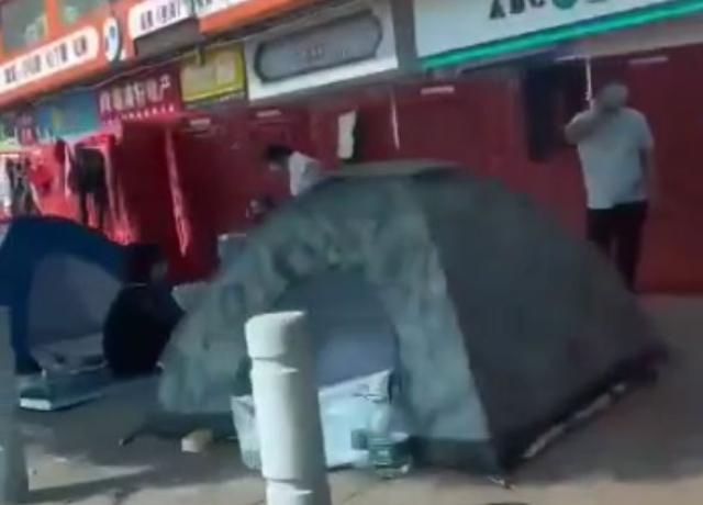 Cina, la distopia zero Covid chiude la gente fuori di casa. Strade piene di "homeless"