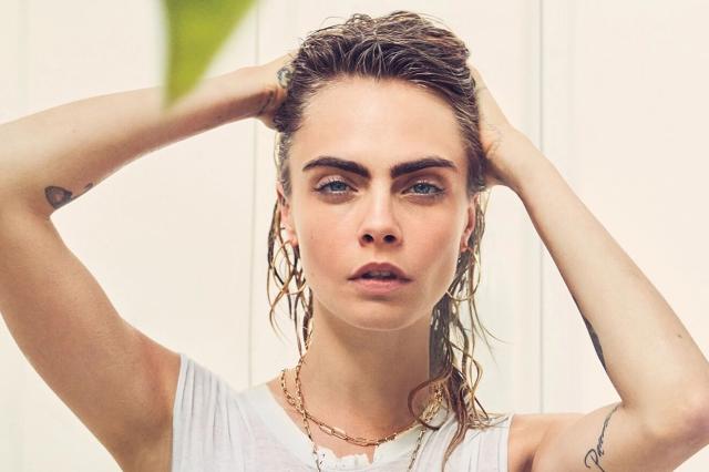 Cara Delevigne impartisce lezioni di sesso al femminile