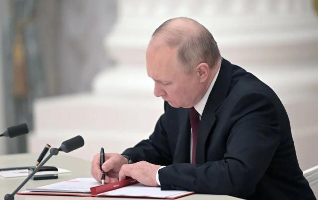 Russia, la stretta di Putin: manifestazioni vietate e propaganda Lgbt al bando