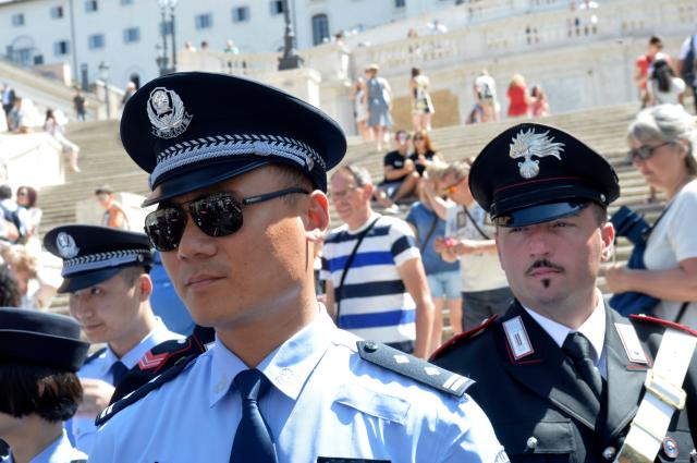 Stazioni di polizia cinese in Italia, Safeguard Defenders: "Servono per arrestare i dissidenti scappati all'estero"