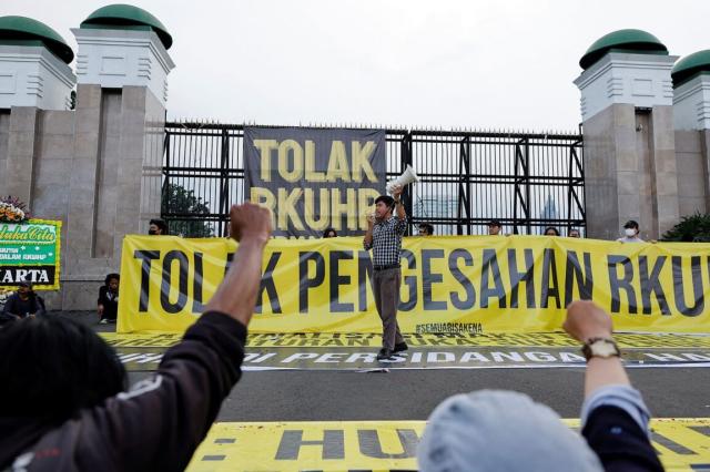 Indonesia, approvata la legge che vieta il sesso fuori dal matrimonio: pena fino a un anno di carcere, punibili anche i turisti
