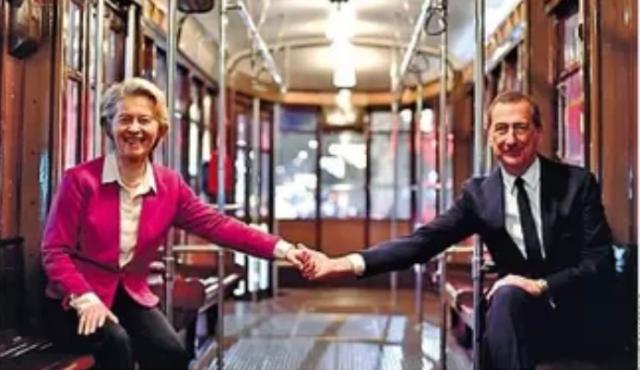 Von der Leiyen in visita, mano nella mano con Sala in un tram vuoto