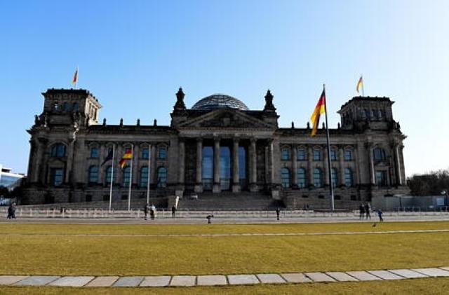 Germania, 25 terroristi arrestati: estremisti di destra armati nel Bundestag, "volevano prendere il potere"