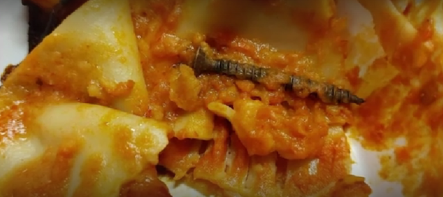 Monterotondo, chiodo nel piatto di lasagne della mensa scolastica: sospeso il servizio pranzo in tutte le scuole comunali