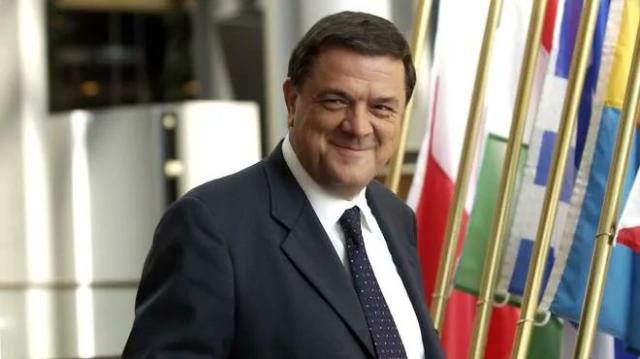 Antonio Panzeri e la corruzione del Qatar: "Vacanze da 100mila euro per la famiglia. Interventi anche per il Marocco