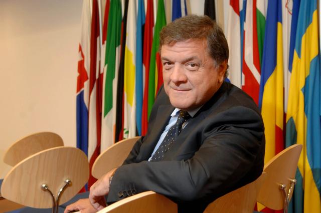 Chi &egrave; Antonio Panzeri, ex europarlamentare del Pd indagato per corruzione a Bruxelles: dal Pci alla direzione di una Ong