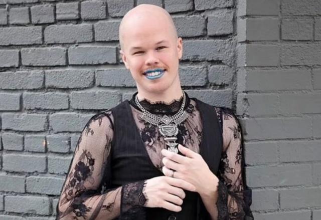 Usa, Samuel Brinton, funzionario di Joe Biden e attivista LGBT+, accusato di furto di una valigia in aeroporto 