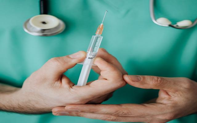 Vaccino Covid, miocarditi e morti improvvise, l'universit&agrave; di Heidelberg: "Le autopsie ne rivelano la correlazione"