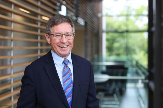 Covid, il cardiologo australiano Ross Walker chiede il divieto sull'uso del vaccino dopo i danni cardiaci causati