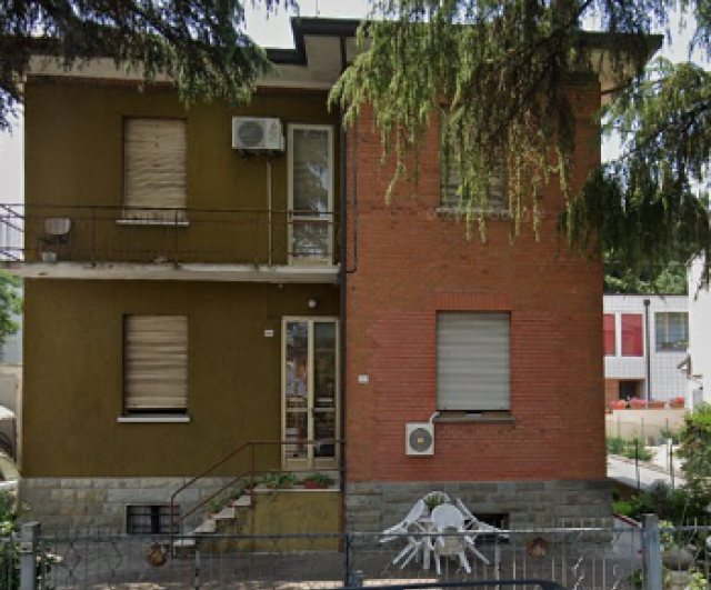 Idraulico in pensione trovato morto: era nudo e avvolto nelle luci natalizie