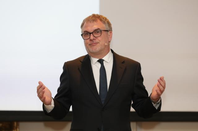 Chi &egrave; Lirio Abbate: L'Espresso, moglie, figli, libri del giornalista che vive sotto scorta