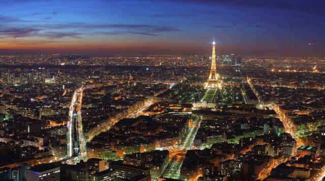 Parigi spegne le luci per risparmiare energia
