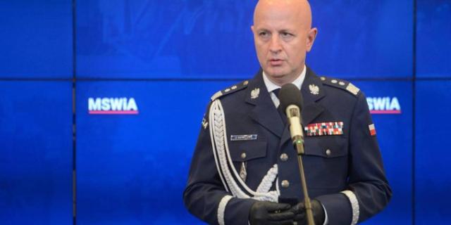 Polonia, capo della polizia spara per errore in ufficio col lanciagranate donato da Kiev: 2 feriti, tragedia sfiorata