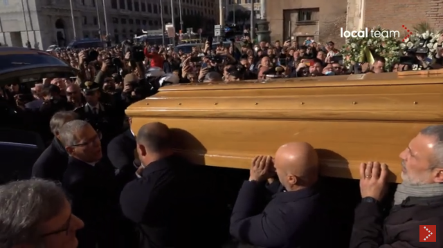 Funerali Sinisa Mihajlovic, in migliaia a Roma per l'ultimo saluto all'ex campione serbo - DIRETTA