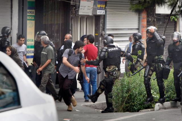 Proteste in Iran, i racconti choc dei dissidenti: "Costretti a violentarci tra noi davanti alle guardie"