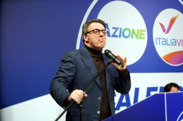 Primarie Pd, Renzi: "Stravince Bonaccini". Poi strizza l'occhio a Berlusconi: "Su alcuni temi la pensiamo uguale"