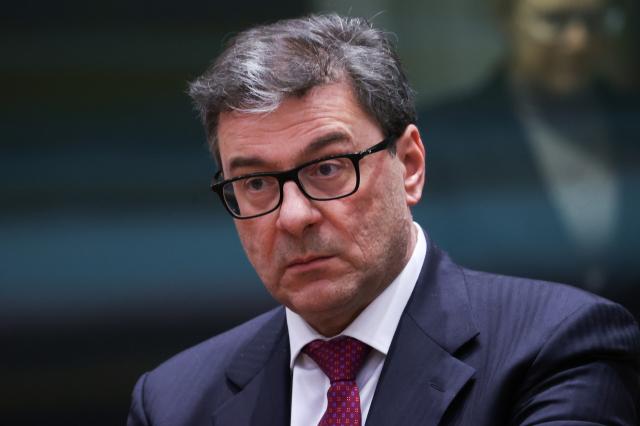 Reddito di cittadinanza, Conte: "Governo distrugge ascensore sociale". Giorgetti: "Aiutare a trovare lavoro, no a sussidi"