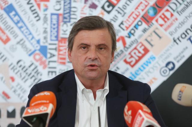 Stop al Mes, Calenda e gli sms alla Meloni: "Nel 2023 la Sanit&agrave; andr&agrave; per aria". Lei: "Lo so, per&ograve;..."