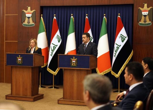 Meloni a Baghdad, gaffe durante il colloquio con Sudani: esposta bandiera irlandese e non quella italiana