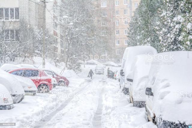 New York, tempesta d&rsquo;inverno, dichiarato lo stato d'emergenza: 2.300 voli cancellati e temperature glaciali 