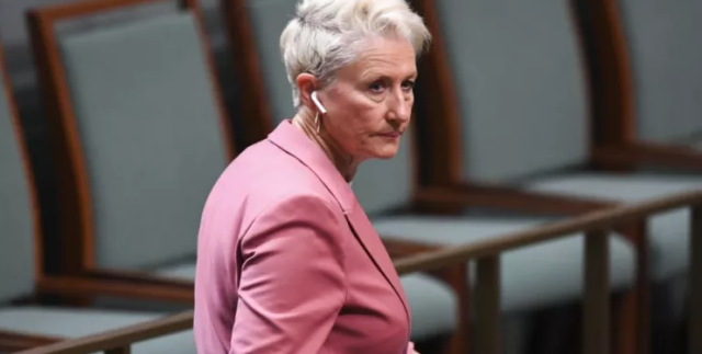 Covid ed effetti avversi, il medico australiano lesionato dal vaccino Kerryn Phelps: "Medici vengono censurati"