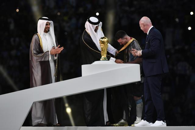 Qatar 2022: offerto un milione di dollari a Messi per il Bisht indossato per alzare la Coppa