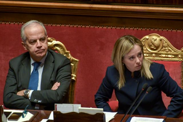 Decreto sicurezza, pronto il via libera: sul tavolo multe e sequestri alle Ong, divieto di cellulare per baby gang