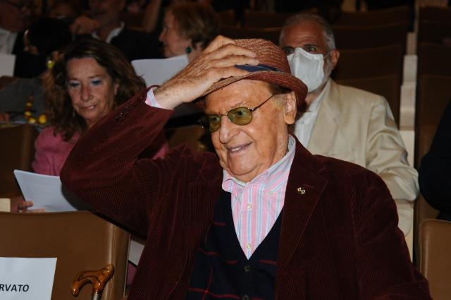 Renzo Arbore malattia, et&agrave;, salute: come sta davvero il cantante - ULTIME NEWS