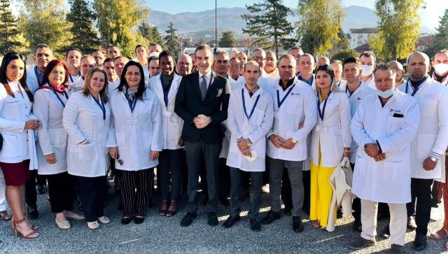 Calabria, arrivati i primi 50 medici cubani. Occhiuto (Fi): &ldquo;Non ruberanno il posto ai camici italiani&rdquo;