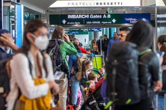 Covid, Bertolaso: "A Malpensa positivo 1 passeggero su 2 che arriva con voli dalla Cina"