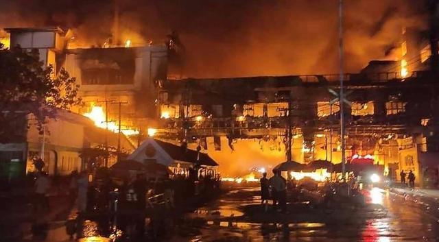 Cambogia, incendio in un hotel casin&ograve; a Poipet: almeno 10 morti e 30 feriti in fuga dai tetti